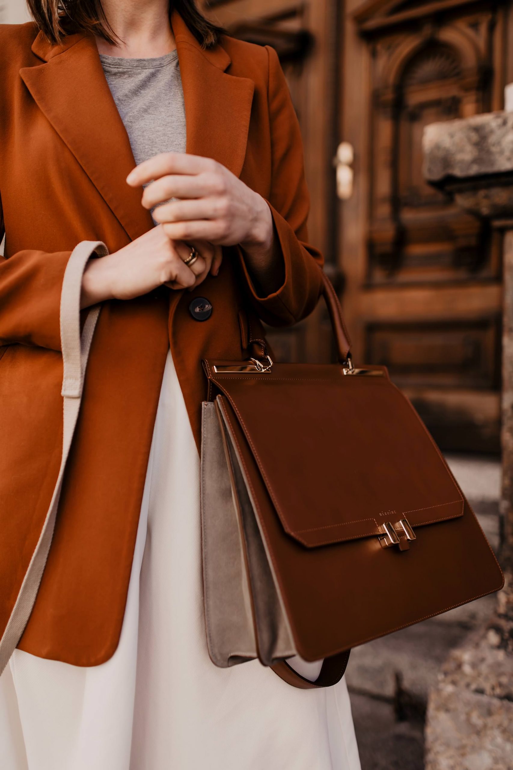 Anzeige. Die perfekte Handtasche fürs Büro zu finden klingt oft einfacher als gedacht. Sie muss praktisch sein, genug Platz für alle wichtigen Utensilien haben und dabei jedoch nicht übermäßig groß sein. Frau ist dabei auf der Suche nach einem Platzwunder mit sinnvollen Unterteilungen, nach einer Tasche die sich auf verschiedene Weisen tragen lässt und nicht zuletzt spielt natürlich auch die Optik der Business Bag eine entscheidende Rolle. www.whoismocca.me #bürotasche #laptoptasche #businessbag #officebag