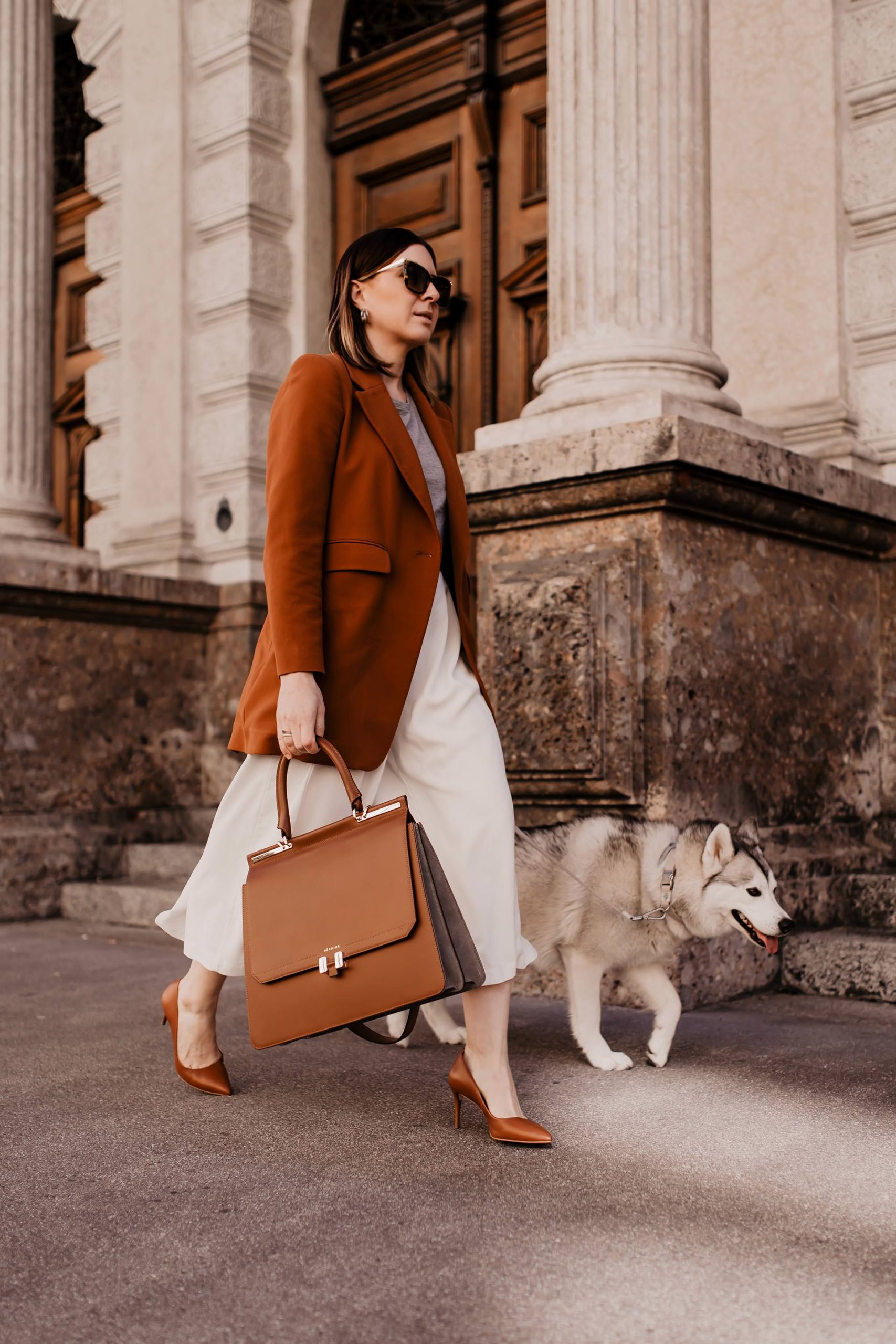 Anzeige. Die perfekte Handtasche fürs Büro zu finden klingt oft einfacher als gedacht. Sie muss praktisch sein, genug Platz für alle wichtigen Utensilien haben und dabei jedoch nicht übermäßig groß sein. Frau ist dabei auf der Suche nach einem Platzwunder mit sinnvollen Unterteilungen, nach einer Tasche die sich auf verschiedene Weisen tragen lässt und nicht zuletzt spielt natürlich auch die Optik der Business Bag eine entscheidende Rolle. www.whoismocca.me #bürotasche #laptoptasche #businessbag #officebag