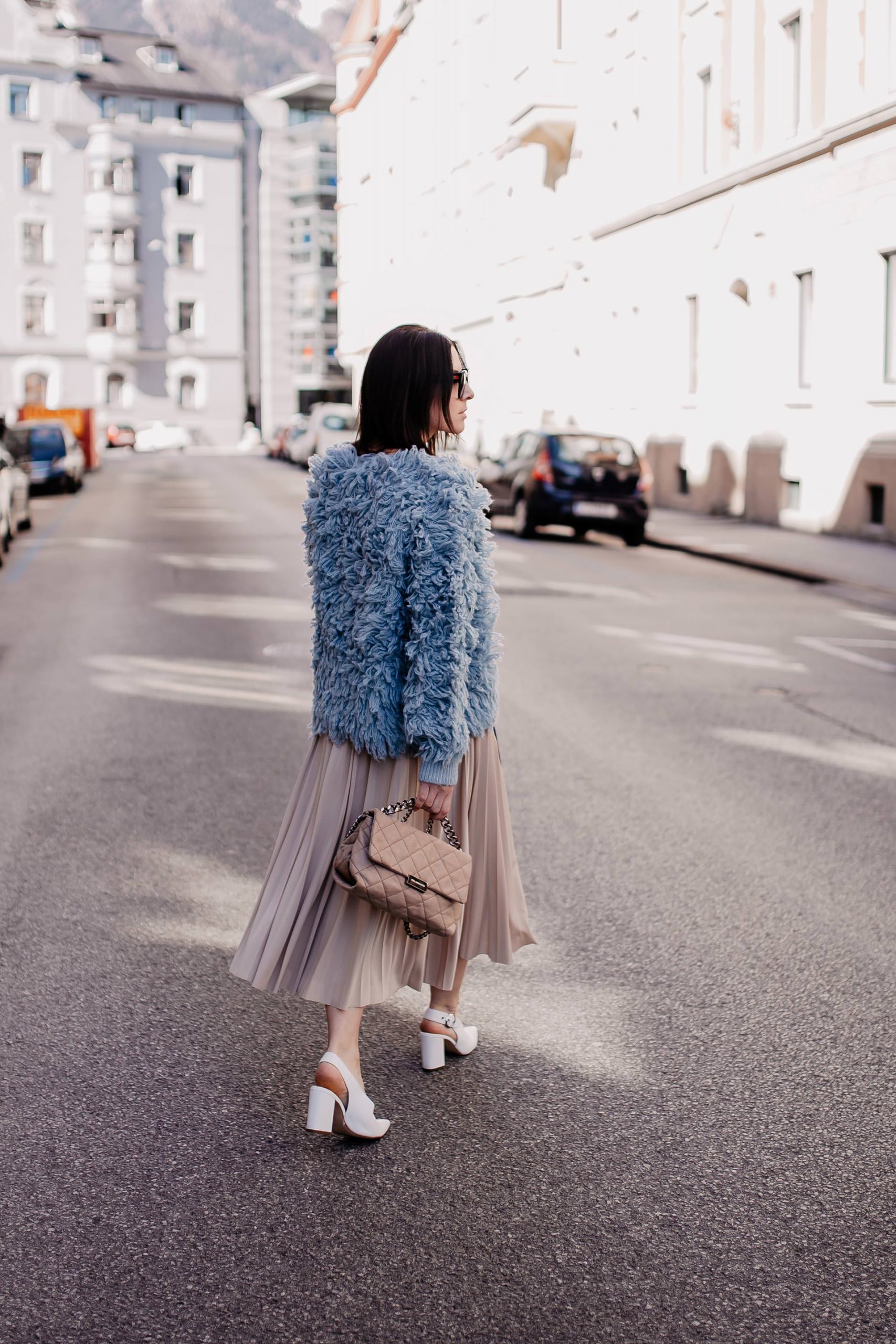 Was ist im Frühling modern? Ich zeige dir 24 schöne Frühlings-Trends für 2020, die gemeinsam eine wunderbare Capsule Wardrobe für deine Spring Looks ergeben. Viel Spaß mit den aktuellen Trends am Modeblog www.whoismocca.me #frühlingstrends #modetrends #frühling2020