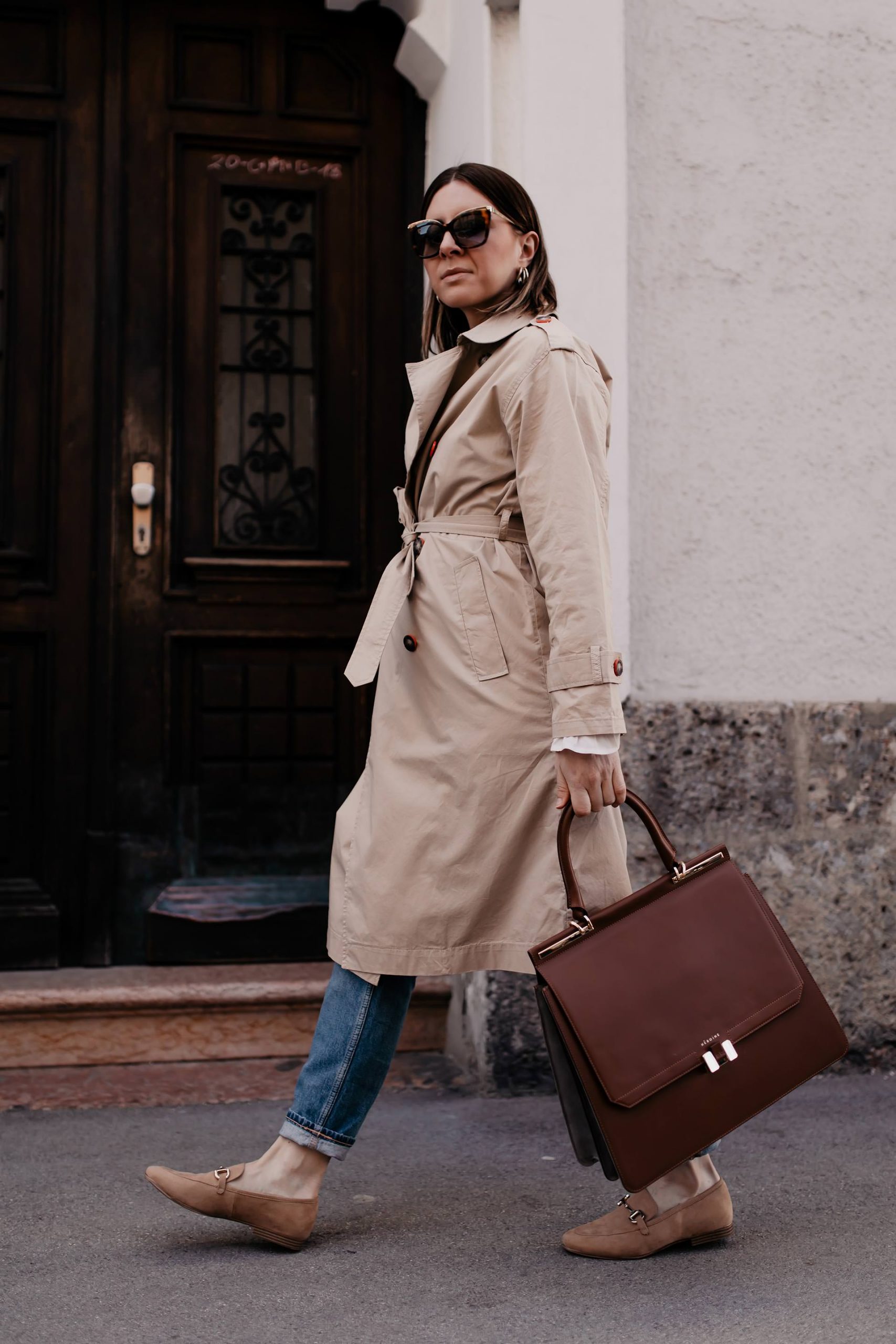 Loafer kombinieren leicht gemacht! Bei meinem Frühlingsoutfit zeige ich dir, wie ich schöne beige Loafers mit Mom Jeans und Trenchcoat style. www.whoismocca.me #loafer #frühlingsoutfit #frühlingstrends #trenchcoat