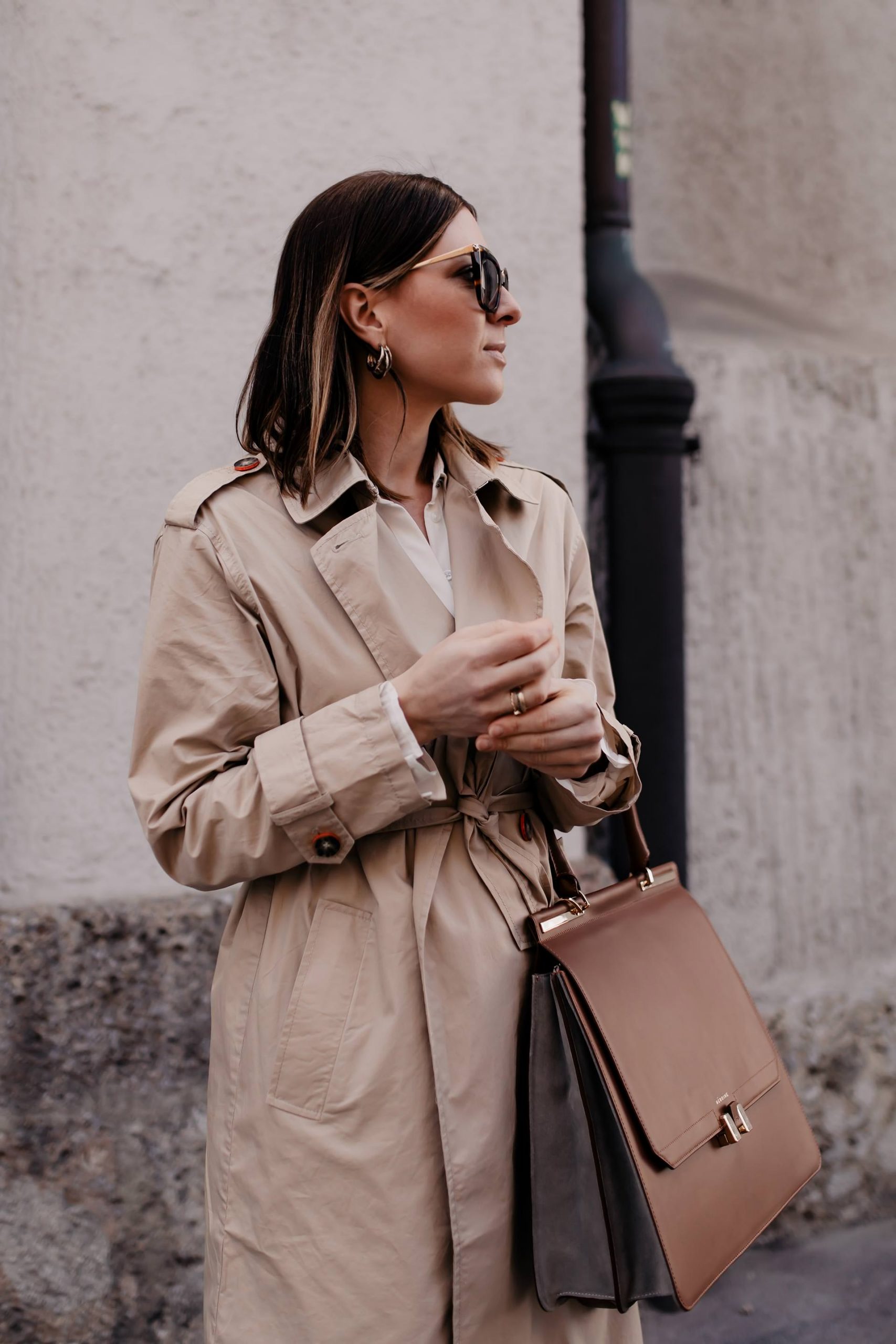 Loafer kombinieren leicht gemacht! Bei meinem Frühlingsoutfit zeige ich dir, wie ich schöne beige Loafers mit Mom Jeans und Trenchcoat style. www.whoismocca.me #loafer #frühlingsoutfit #frühlingstrends #trenchcoat