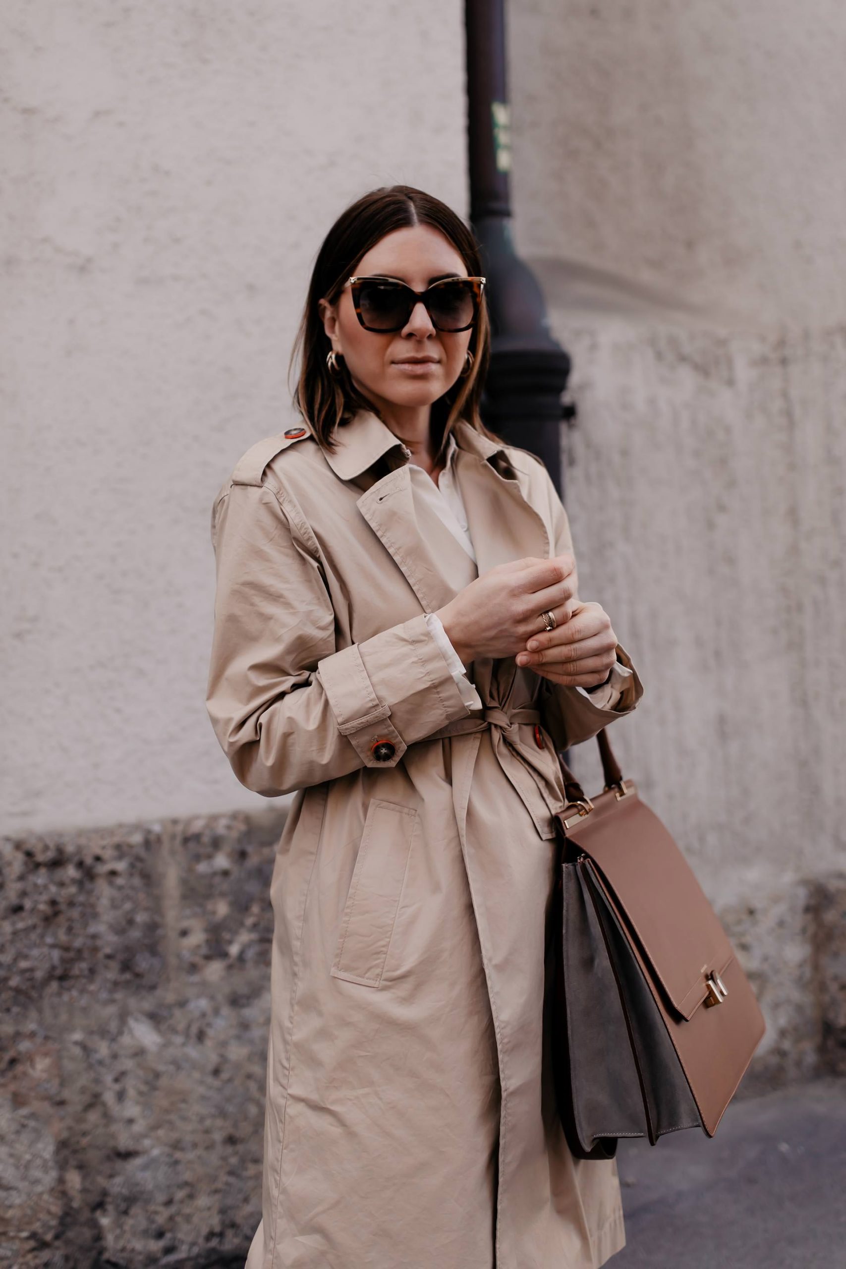 Loafer kombinieren leicht gemacht! Bei meinem Frühlingsoutfit zeige ich dir, wie ich schöne beige Loafers mit Mom Jeans und Trenchcoat style. www.whoismocca.me #loafer #frühlingsoutfit #frühlingstrends #trenchcoat