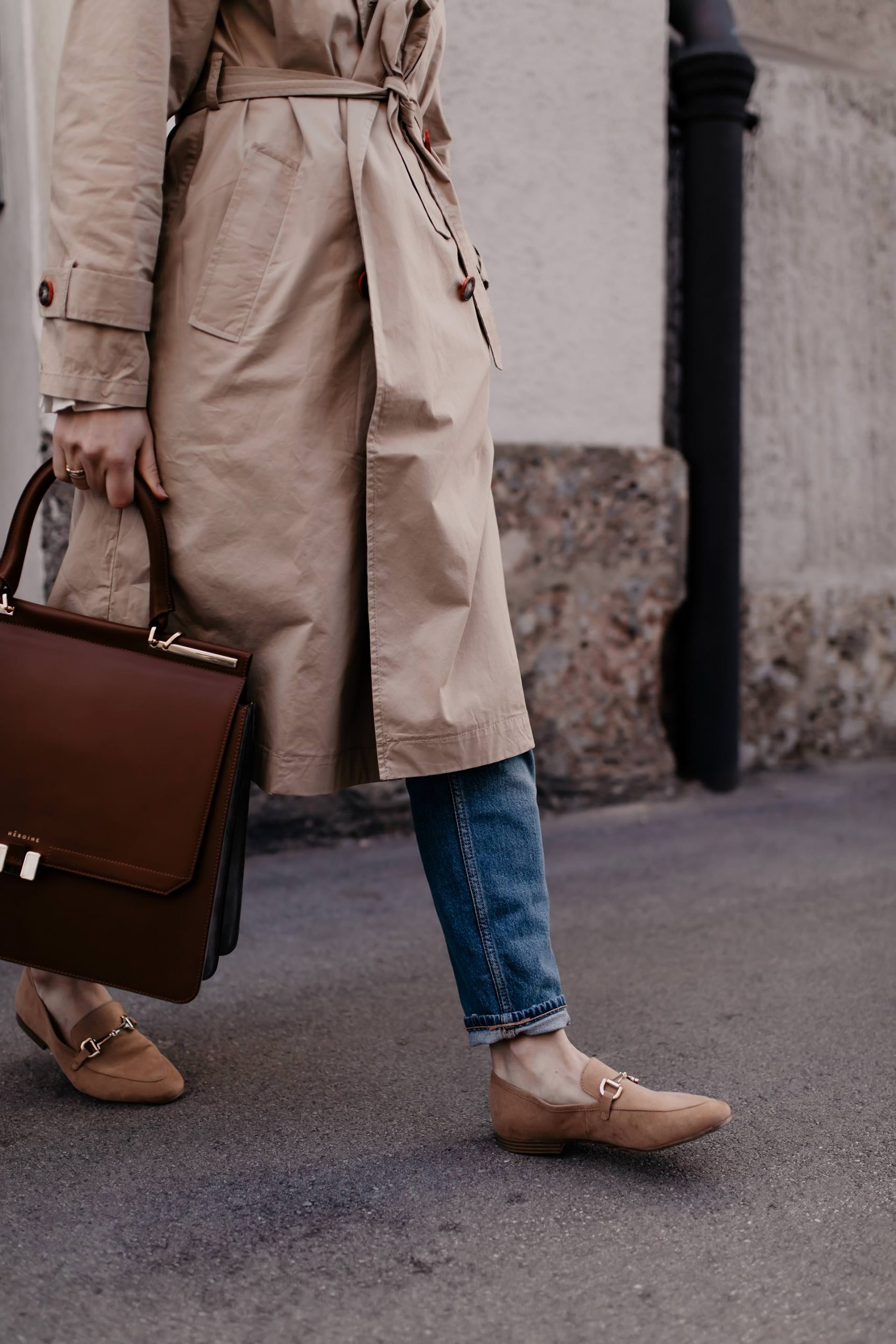 Loafer kombinieren leicht gemacht! Bei meinem Frühlingsoutfit zeige ich dir, wie ich schöne beige Loafers mit Mom Jeans und Trenchcoat style. www.whoismocca.me #loafer #frühlingsoutfit #frühlingstrends #trenchcoat