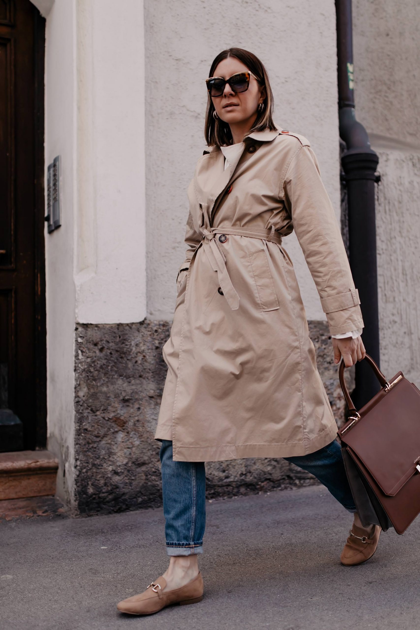 Loafer kombinieren leicht gemacht! Bei meinem Frühlingsoutfit zeige ich dir, wie ich schöne beige Loafers mit Mom Jeans und Trenchcoat style. www.whoismocca.me #loafer #frühlingsoutfit #frühlingstrends #trenchcoat