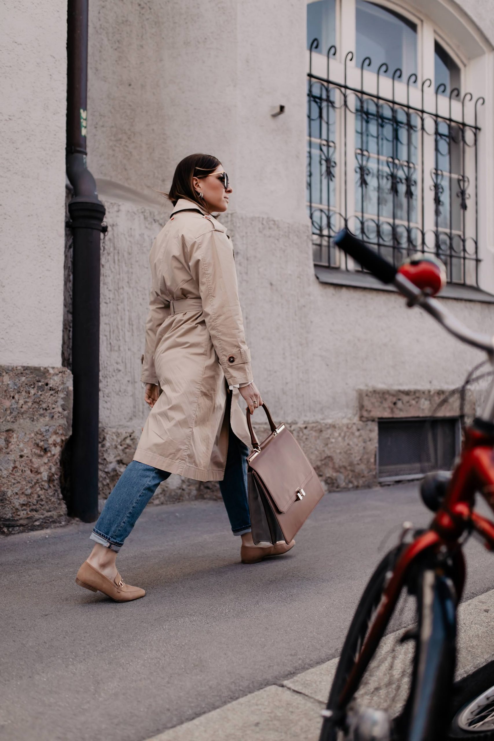 Loafer kombinieren leicht gemacht! Bei meinem Frühlingsoutfit zeige ich dir, wie ich schöne beige Loafers mit Mom Jeans und Trenchcoat style. www.whoismocca.me #loafer #frühlingsoutfit #frühlingstrends #trenchcoat