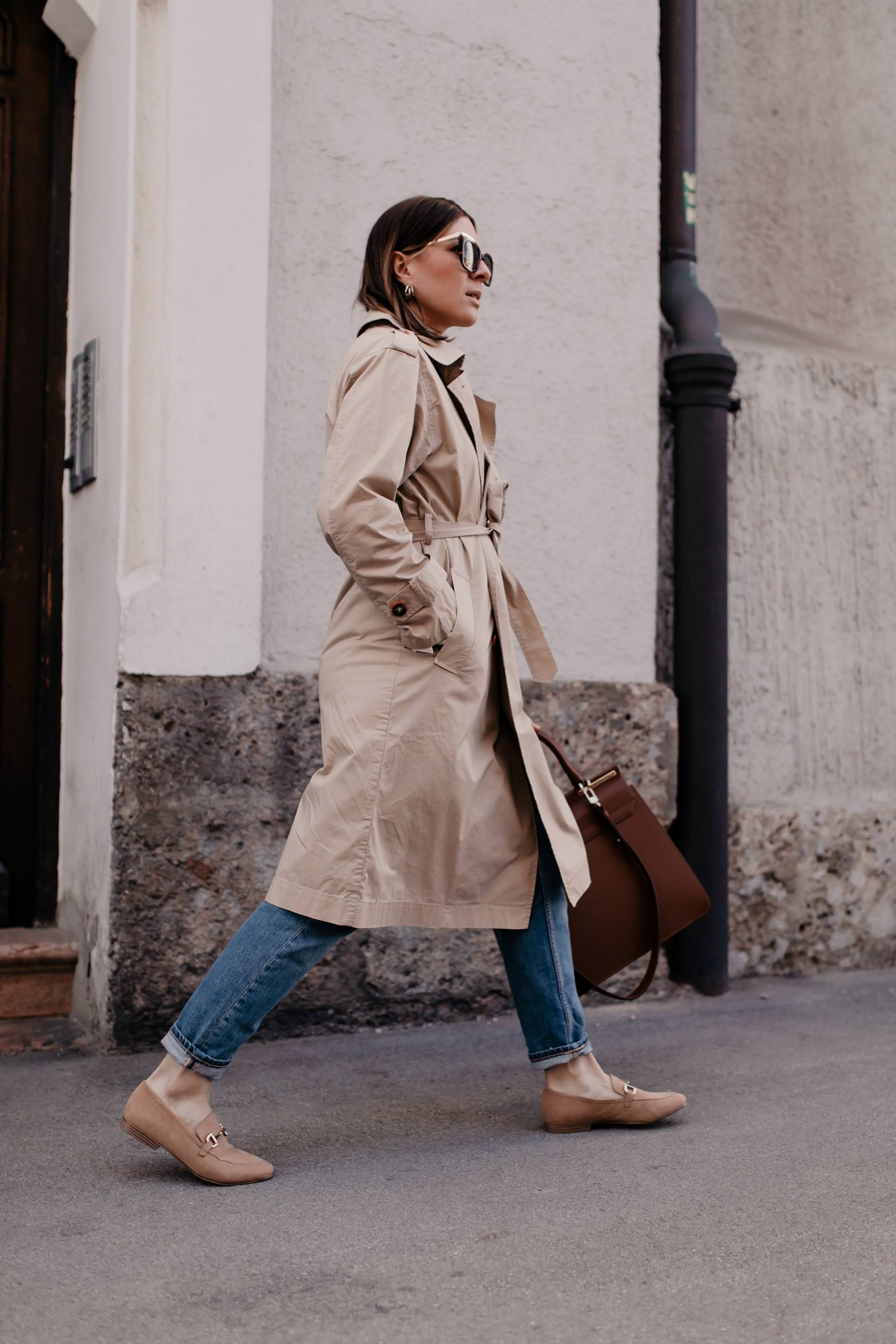 Loafer kombinieren leicht gemacht! Bei meinem Frühlingsoutfit zeige ich dir, wie ich schöne beige Loafers mit Mom Jeans und Trenchcoat style. www.whoismocca.me #loafer #frühlingsoutfit #frühlingstrends #trenchcoat