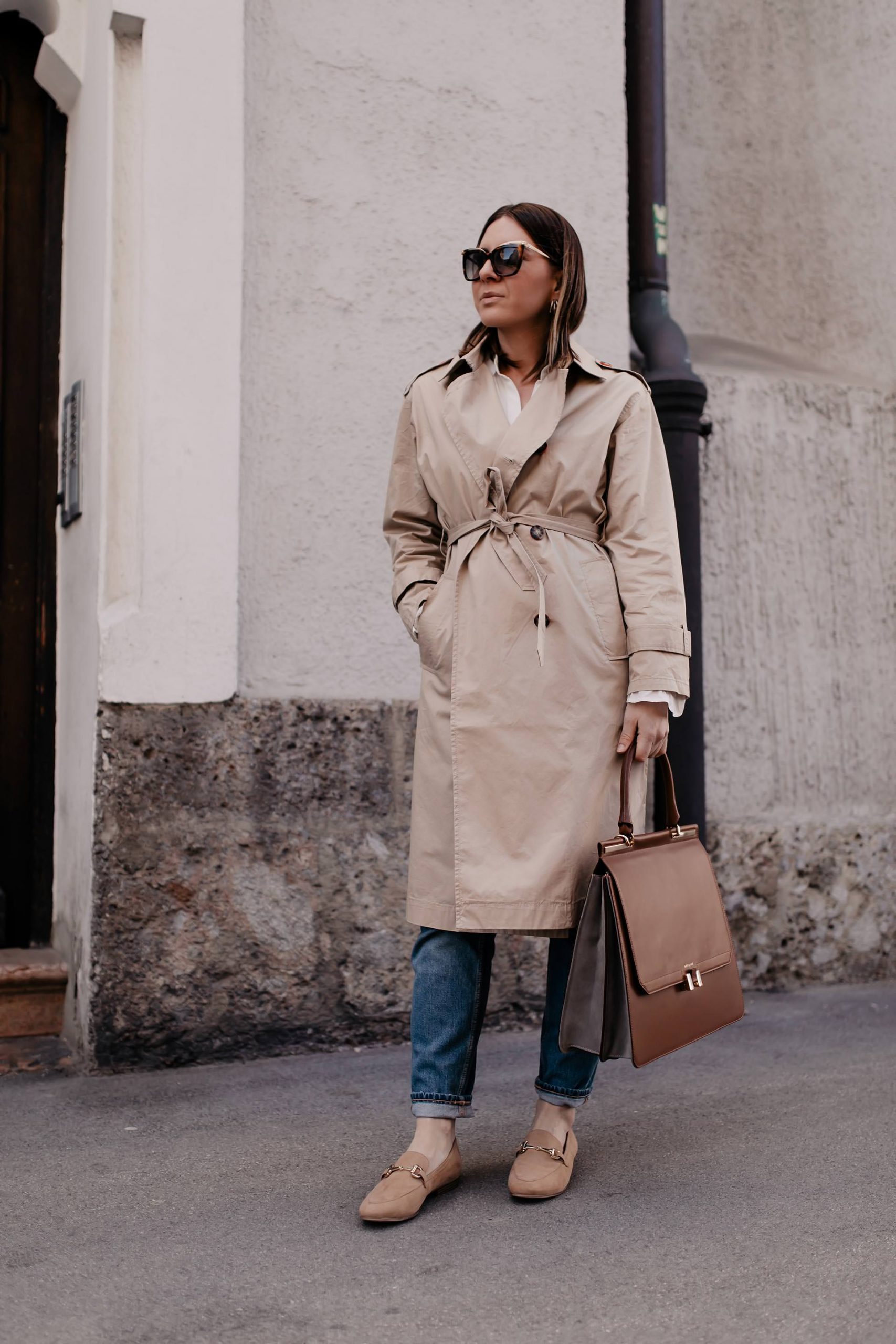 Loafer kombinieren leicht gemacht! Bei meinem Frühlingsoutfit zeige ich dir, wie ich schöne beige Loafers mit Mom Jeans und Trenchcoat style. www.whoismocca.me #loafer #frühlingsoutfit #frühlingstrends #trenchcoat