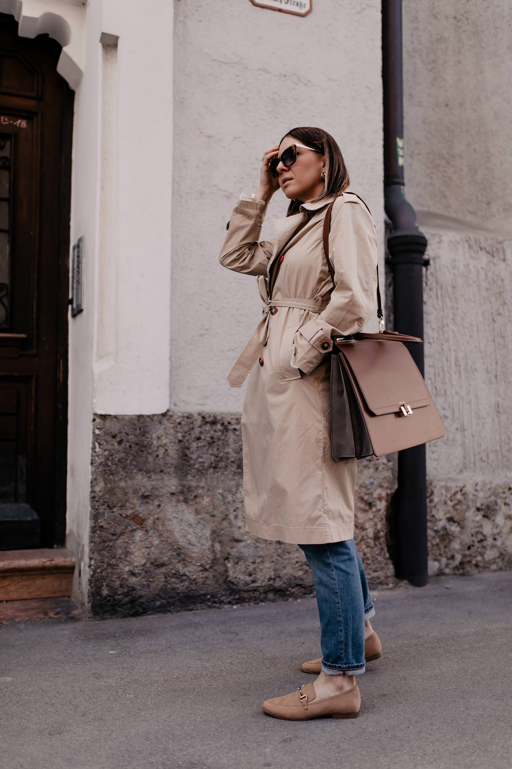 Loafer kombinieren leicht gemacht! Bei meinem Frühlingsoutfit zeige ich dir, wie ich schöne beige Loafers mit Mom Jeans und Trenchcoat style. www.whoismocca.me #loafer #frühlingsoutfit #frühlingstrends #trenchcoat