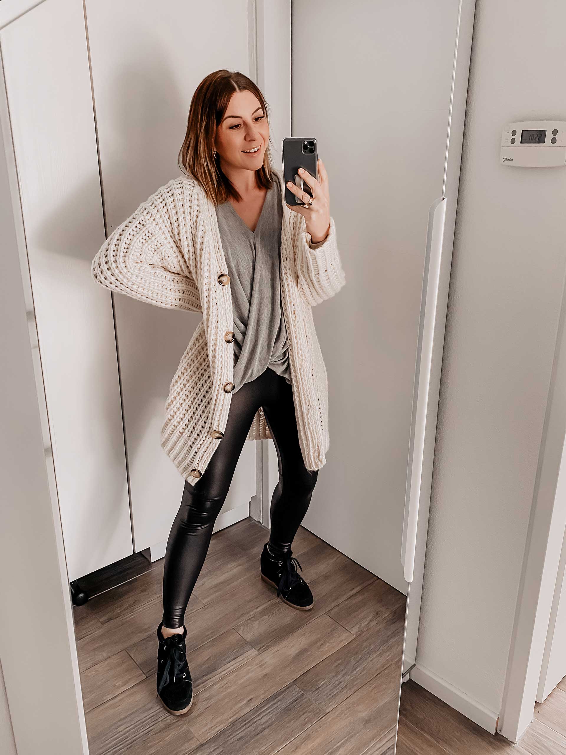 Während ich seit mehreren Jahren produktiv im Home Office arbeite, ist es für viele aktuell absolutes Neuland. 5 Home Office Outfits von Montag bis Freitag gibt es daher heute am Modeblog. #stayhomestaychic #homeoffice