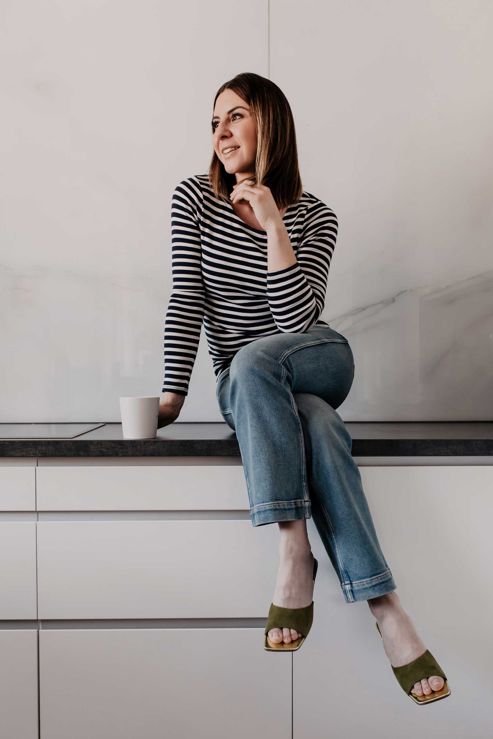 Während ich seit mehreren Jahren produktiv im Home Office arbeite, ist es für viele aktuell absolutes Neuland. 5 Home Office Outfits von Montag bis Freitag gibt es daher heute am Modeblog. #stayhomestaychic #homeoffice