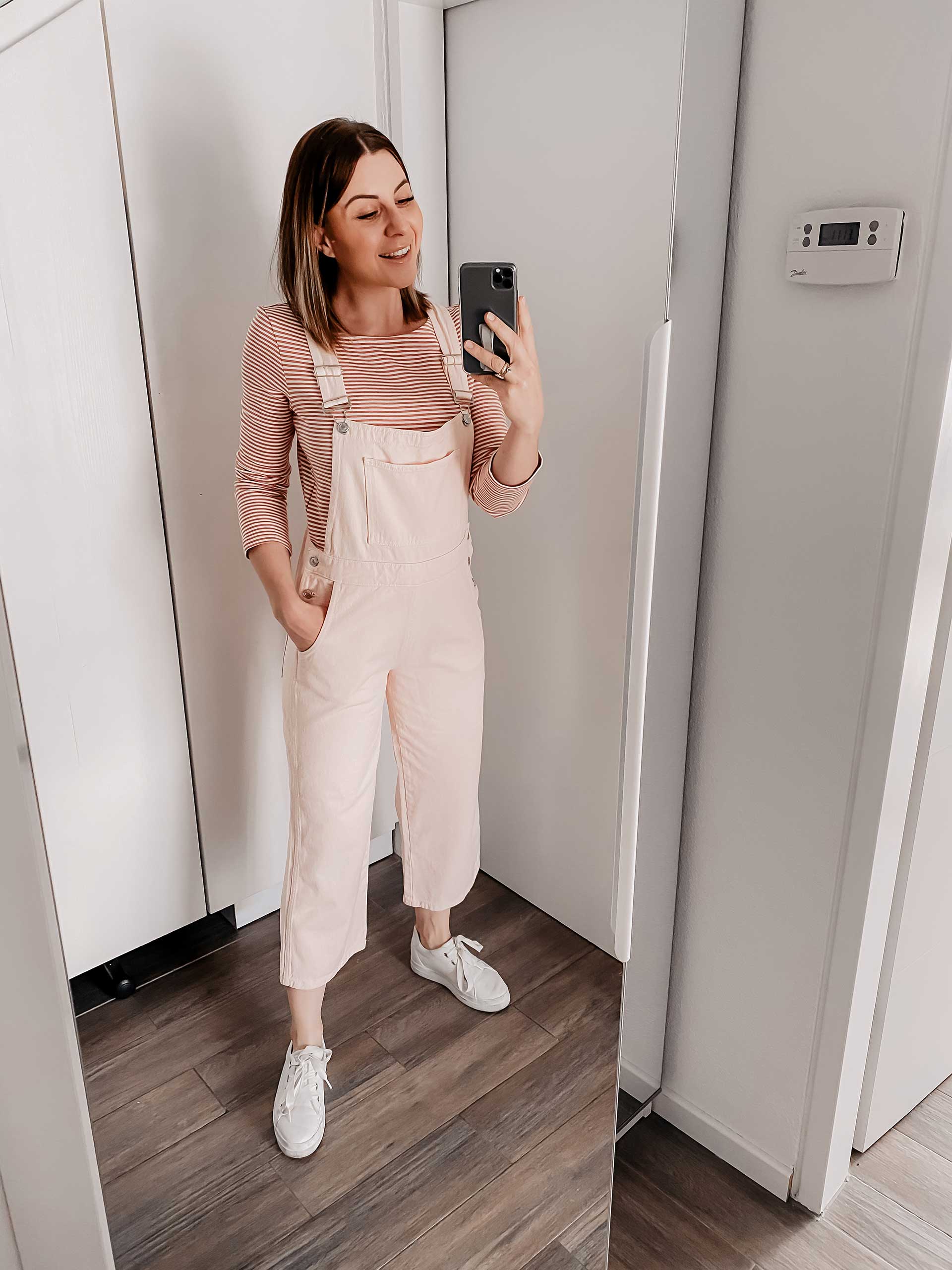 Während ich seit mehreren Jahren produktiv im Home Office arbeite, ist es für viele aktuell absolutes Neuland. 5 Home Office Outfits von Montag bis Freitag gibt es daher heute am Modeblog. #stayhomestaychic #homeoffice