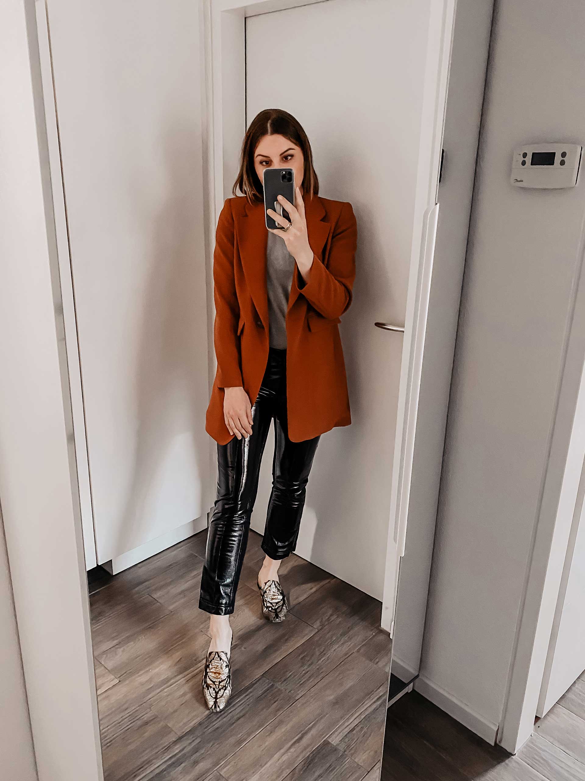 Während ich seit mehreren Jahren produktiv im Home Office arbeite, ist es für viele aktuell absolutes Neuland. 5 Home Office Outfits von Montag bis Freitag gibt es daher heute am Modeblog. #stayhomestaychic #homeoffice