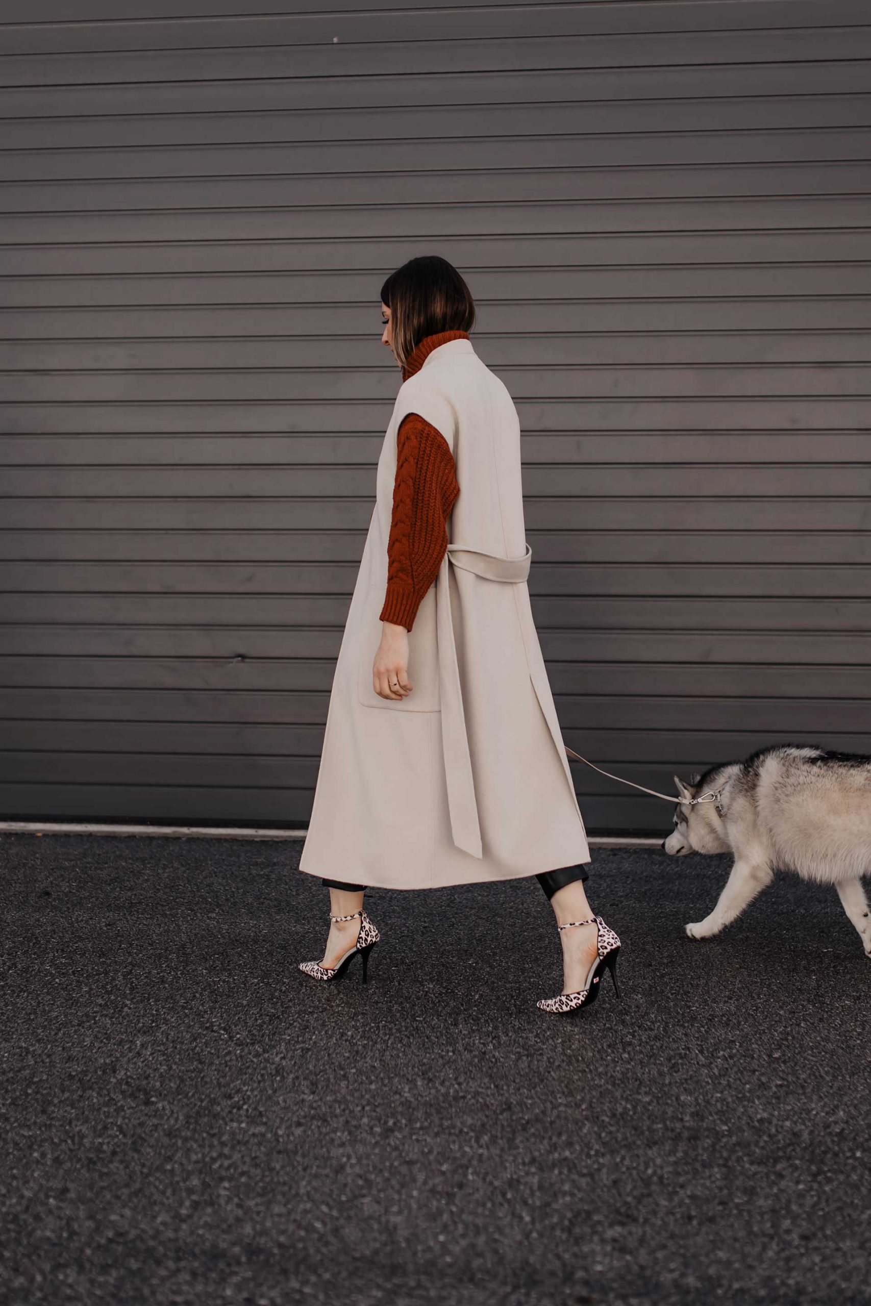 Heute gibt's auf meinem Modeblog ein Herbst Outfit mit Lederhose. Außerdem zeige ich dir, wie gut du eine lange Weste kombinieren kannst. www.whoismocca.me #herbstoutfit