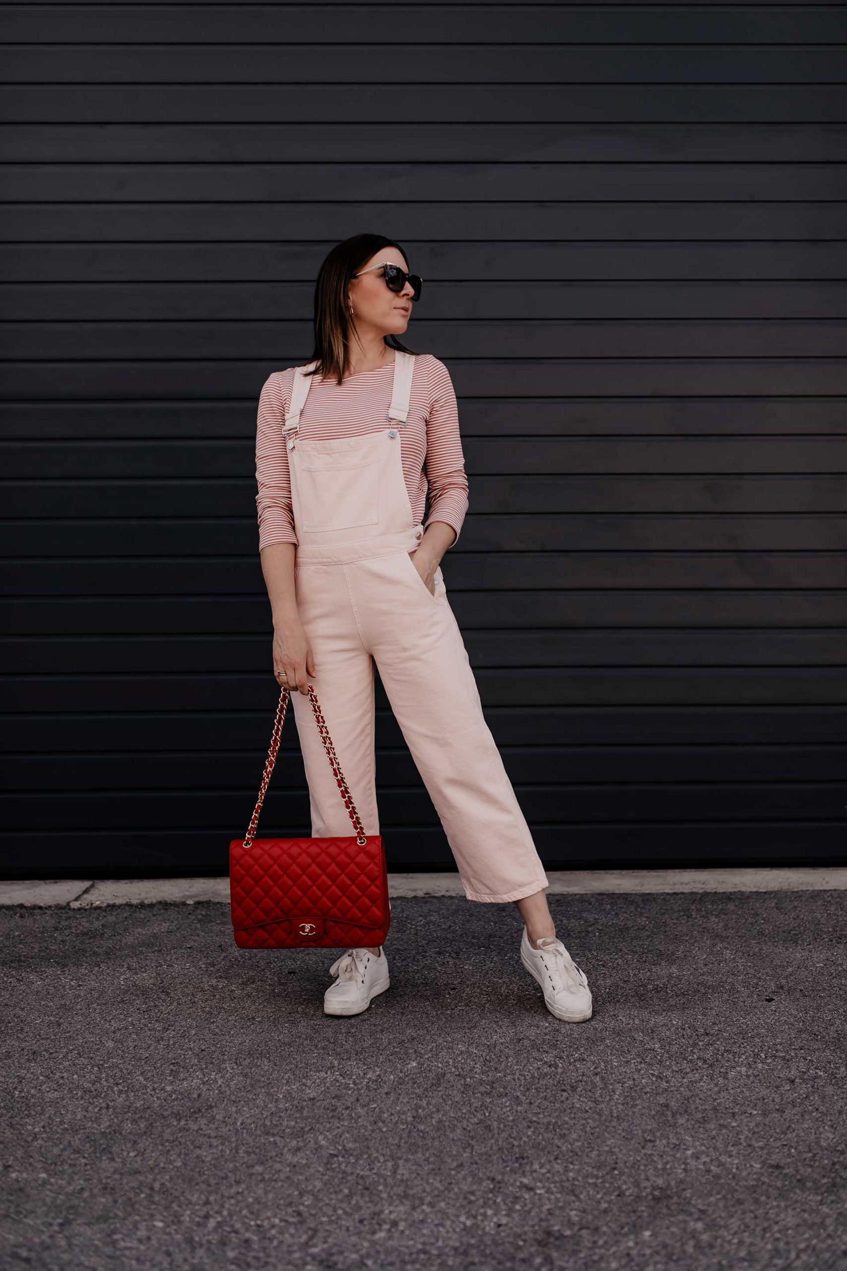 Ich verrate dir, wie du eine Latzhose kombinieren und wo du die schönsten Modelle online shoppen kannst. Mehr Mode und Outfit-Tipps findest du am Fashion Blog www.whoismocca.me #latzhose