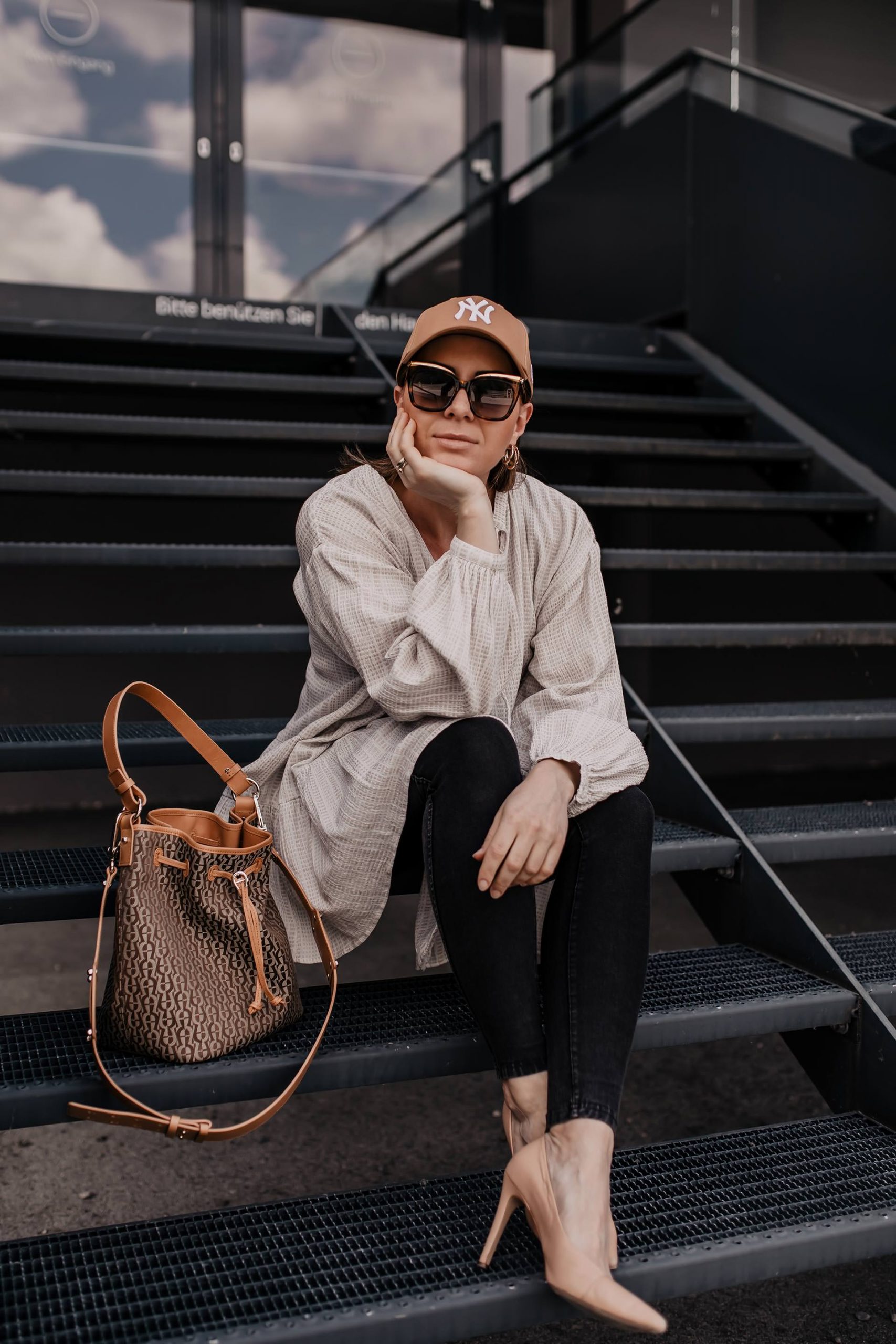 Wie stylt man so eine Basecap, wenn man nicht gerade in voller Sportmontur seinen Freizeitaktivitäten nachgeht? Ich zeige dir heute eines meiner liebsten #Alltagsoutfits und gebe dir 3 Tipps, wie du eine #Baseballcap kombinieren kannst. www.whoismocca.me #frühlingsoutfit