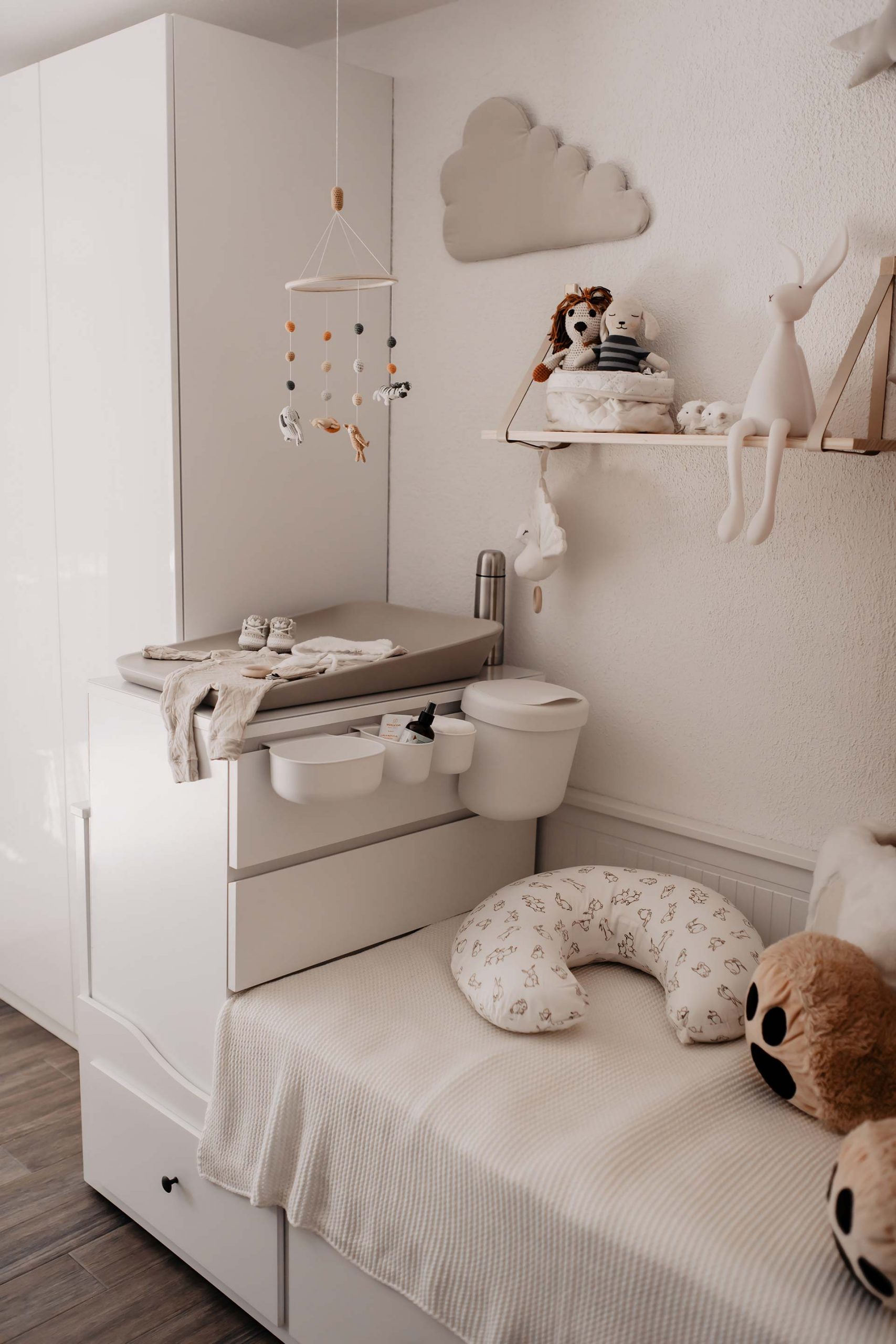 IKEA-Hack fürs Babyzimmer: So haben wir aus Hemnes Tagesbett und Malm Wickelkommode einen individuellen Wickelbereich geschaffen. Mehr am Mamablog www.whoismocca.me