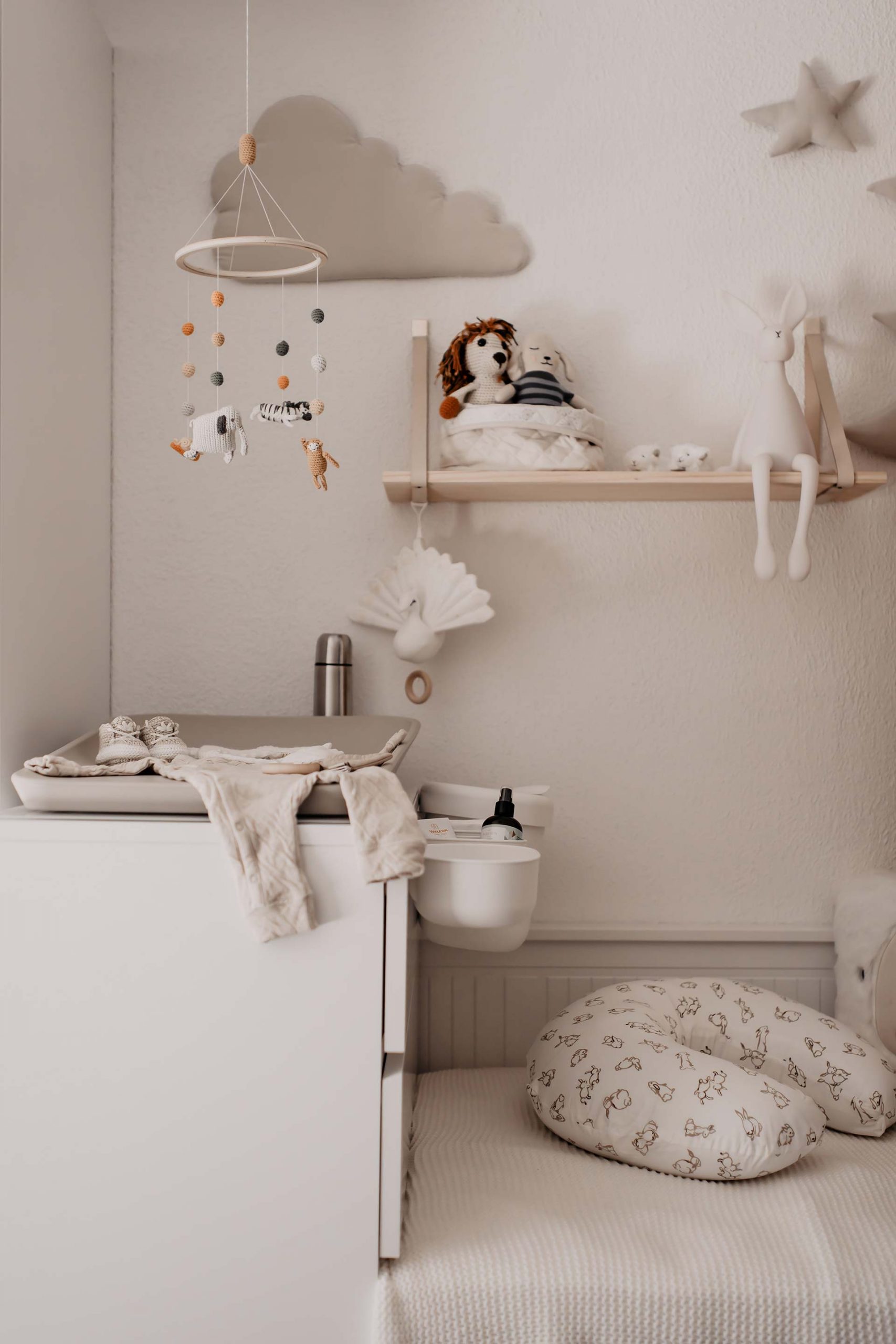 IKEA-Hack fürs Babyzimmer: So haben wir aus Hemnes Tagesbett und Malm Wickelkommode einen individuellen Wickelbereich geschaffen. Mehr am Mamablog www.whoismocca.me