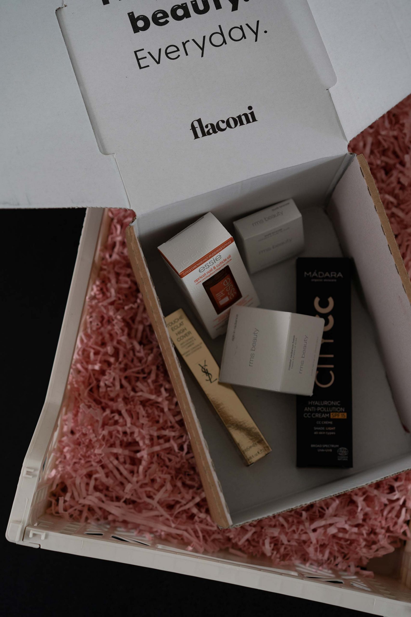 Anzeige. Wenn auch du deine Beautyprodukte online kaufen möchtest, dann habe ich sehr nützliche Tipps für dich am Beautyblog gesammelt. Denn gerade Online gibt es ein paar Dinge zu beachten, bevor man schlussendlich den Bestell-Button klickt. www.whoismocca.me